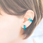 〈痛くない〉ブルーフラットリングイヤリング・フェイクピアス〈直径約14㎜、幅約5㎜〉(両耳用)(手で調節可能)(両端曲げるタイプ)管理No.1443