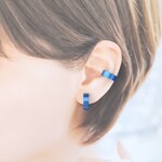 〈痛くない〉ロイヤルブルーフラットリングイヤリング・イヤーカフ・フェイクピアス・ノンホールピアス・イヤークリップ〈直径約14㎜、幅約5㎜〉(両耳用)(手で調節可能)  管理No.2190