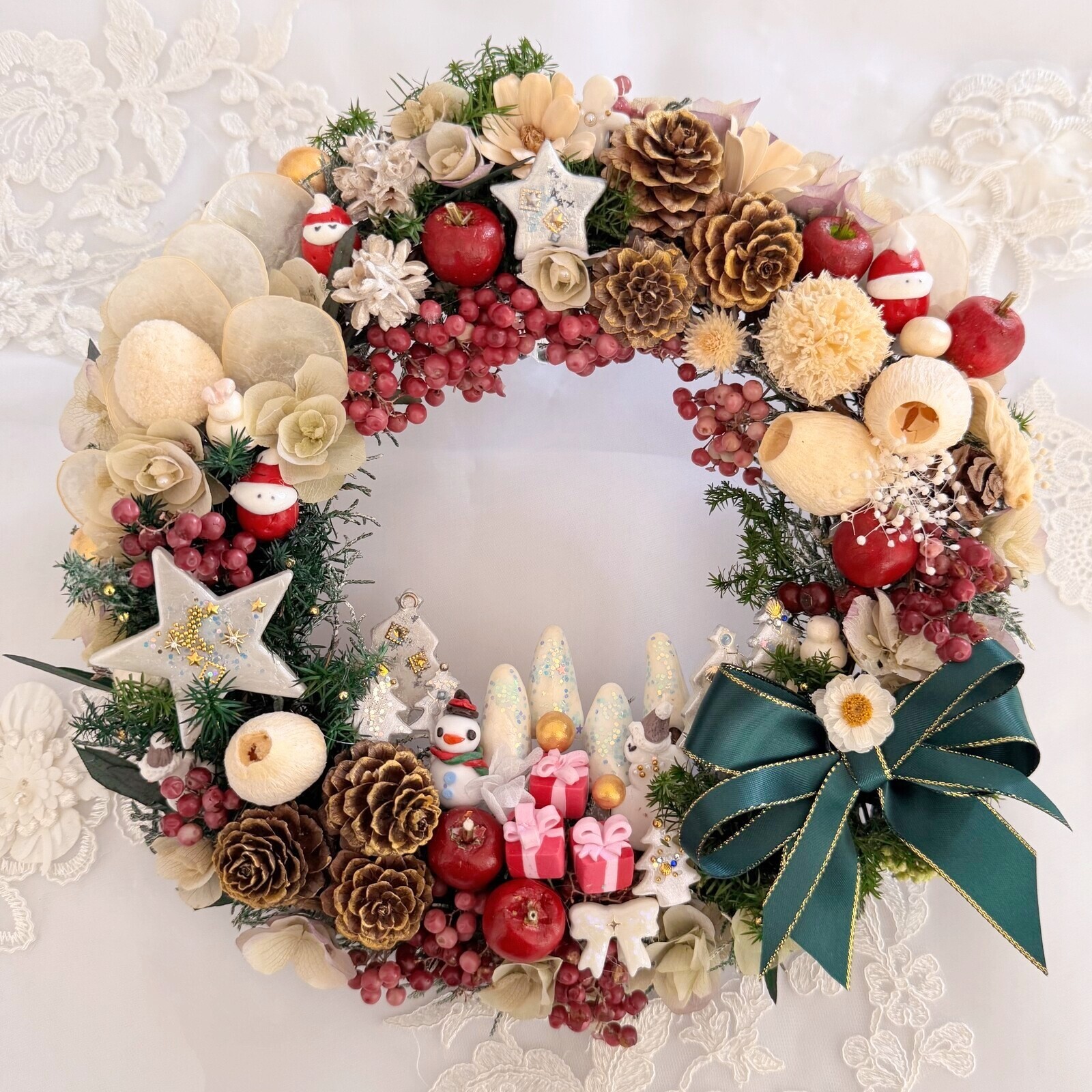 ?苺サンタと雪だるまが踊る、ヒムロスギの森のにぎやかな冬じたくのクリスマスリース?✨ 約26cm 　推しカラー