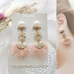 冬❄️おすすめ商品💖　上品✨　可愛い　パールカボション　ビジュー　ファー　ハンドメイド　ピアス/イヤリング　金具変更可能