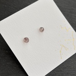 4mmシンプルに小さい天然石ころんと一粒ピアス　ストロベリークォーツ　イヤリング　アレルギー対応　サージカルステンレス　樹脂ピアス　キラキラ　レジン　小さな　小ぶり　デイリー　控えめ　お仕事　揺れない
