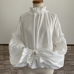 ボリューム袖▷首元ギャザー襟のＷガーゼブラウ　オフホワイト