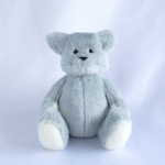 すこやかな空色ねこのぬいぐるみ