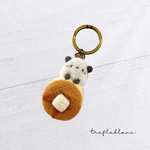 \受注制作/ キャラクターが選べる！【とろけるバターのホットケーキのバッグチャーム】羊毛フェルトのアクセサリー(見本:パンダ)