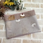 ラミネート 半スケルトンポーチ　ウサギ柄　 ペタンコポーチ　書類入れ　A5ノートが入る　カップケーキ柄