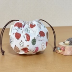 ＊ころんと自立する巾着 S＊飴ちゃん巾着 おやつ巾着 バッグの小物整理に 🦔ハリネズミ オフホワイト