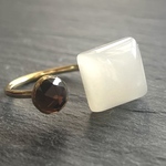 【静かな透明感を纏う】ムーンストーン と スモーキークオーツ の フォークリング　サージカルステンレス　6月 誕生石