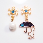 傘と猫のピアス イヤリング ねこ 雪の結晶 青 冬 白猫