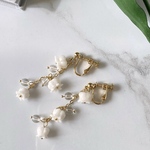 鈴の雫〜クリアビーズとスズランの耳飾り（イヤリングに変更可）