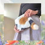 三毛猫　フェイクファーましかくポーチ　あったか　ポーチ　モコモコ　ふわふわ　しっぽ付き　秋冬　ネコ