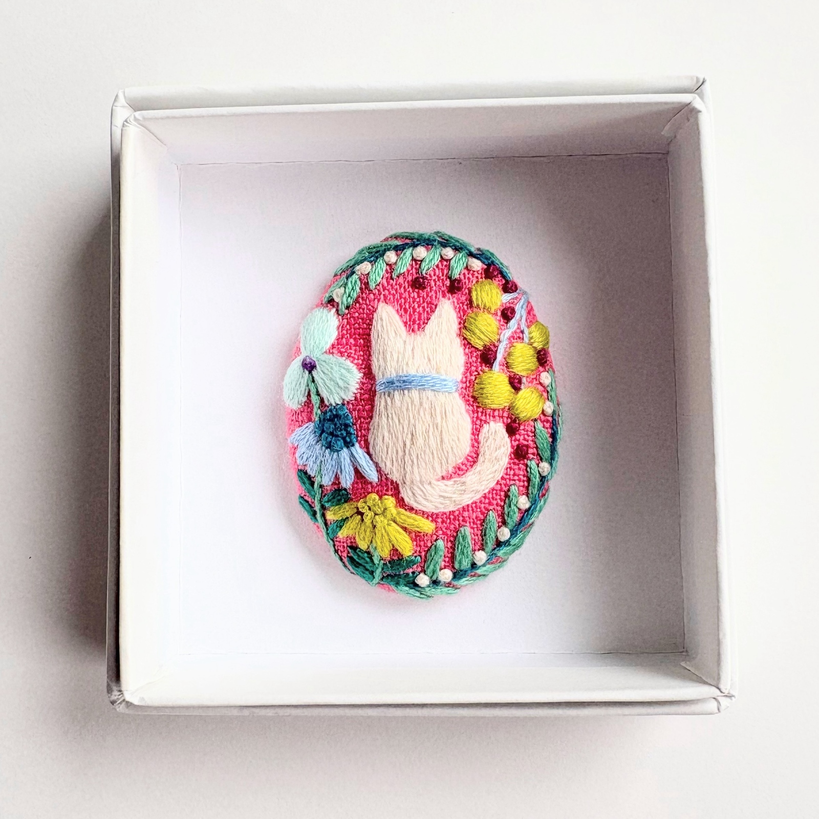 こねこと草花の刺繍ブローチ#420