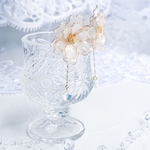 大ぶりホワイトピュアブロッサムとクリスタルが揺れる ピアス イヤリング ディップアート 花 ギフト 結婚式 成人式 お呼ばれ  
