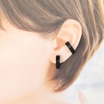 【再販×4】〈痛くない〉デザインブラックフラットリングイヤリング・フェイクピアス〈直径約17㎜、幅約5㎜〉(両耳用)(手で調節可能)(両端曲げるタイプ)管理No.1613