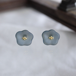 【NEW】 kukka muru | ころんと可愛い小さなお花のレジンピアス(イヤリング)／北欧風　秋色　マット　ピーコックブルー 〈受注制作〉