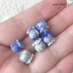 【４個】フラワークラウン ホワイトブルー マーブル ビーズ 7mm×7mm