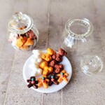 蓋付きガラスポットに入ったジンジャーマンクッキーとクマのフィナンシェとマシュマロのお菓子　お皿付き