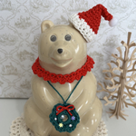 【送料無料】しろくま貯金箱⭐︎クリスマス3点セット⭐︎くったりサンタ帽子とクリスマスリースのネックレス＆つけ襟