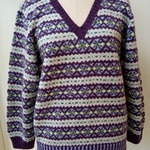 ウール100％とメリノウールの手編み編み込み模様Vネックセーター