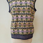 毛100％とメリノウールの丸首ネック編み込み模様手編みベストです