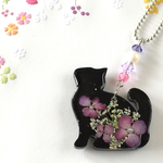 お花いっぱいの黒猫のキーホルダー