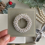 【特集掲載】［再販］手編みタティングレース　アイスグレー　パール　フォーマル　コサージュ　華やぎブローチ　レースの贈り物𓋜﻿