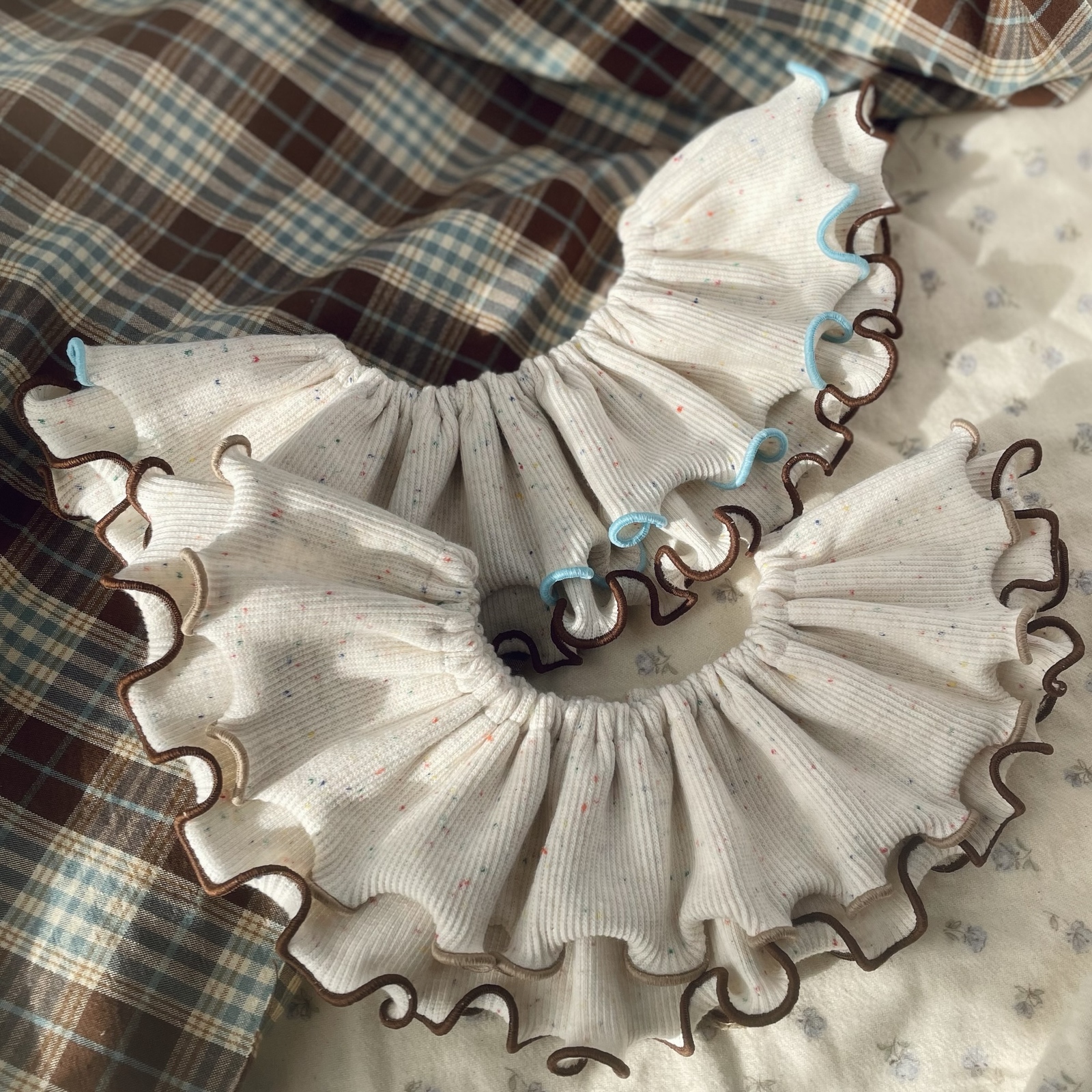 送料込み \ナチュラルメロウ//つぶつぶ生地のフリルスタイ カラフル