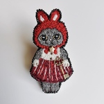 うさぎ耳付きフードもしかしたら猫かも グレー 刺繍ブローチ