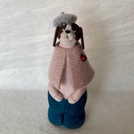 りんごブローチの犬　見上げる（ベビーピンクのセーター）