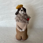 りんごブローチの犬　見上げる（ベージュのセーター）