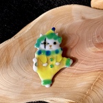 猫の七宝焼ブローチ「白猫ピエロ」