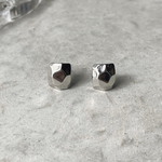 シンプルシルバースクエアピアス・樹脂ピアス・イヤリング