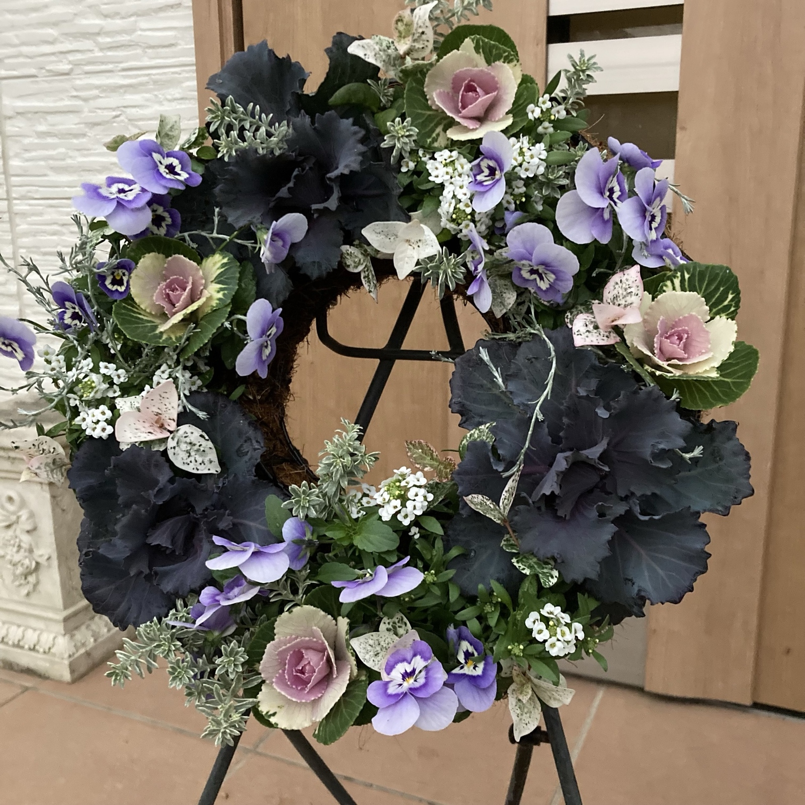 秋の寄せ植え】チョコレートコスモスの大きな寄せ植え 樽プランター