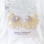  [39]シルバー華やかキラキラフラワー(ホワイト)♡大ぶりお花ピアス/イヤリング 結婚式 ブライダル お呼ばれ ドレス きれいめ 個性的 ディップアート 白