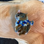 猫の七宝焼ブローチ「自慢のマフラー」