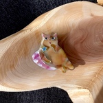猫の七宝焼ブローチ「くつろぐトラちゃん」