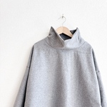 起毛ウォッシュドコットンのオフタートルプルオーバー/ラビットグレー