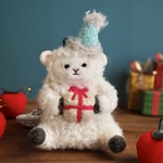 いちねんおつかれさま☆とっておきのholiday giftをかかえる羊さんのバッグチャーム