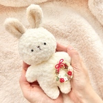 手編みのお花を添えて クリスマスを楽しむうさぎさんのぬいぐるみ