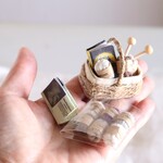 【ブラウンセット　あったか編み物　編み棒と毛糸玉のバスケット】　毛糸玉３個と　編み棒　編み物の本　　＊　ドールと　ぬいぐるみのための　小さなおしゃれ小物　