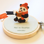 🎩読書好きパンダ刺繍ブローチ【送料無料】　動物刺繍　パンダアクセサリー　パンダ小物　パンダグッズ　秋冬アクセサリー　手刺繍　プチギフト　クリスマス　クリスマスプレゼント　