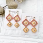 カラフルグラニー　（オレンジ×イエロー）　レース編み　スクエア　グラニースクエア　ゆれる　カラフル　軽い　小ぶり　カジュアル　サージカルステンレス　シリコンカバー　ピアス／イヤリング