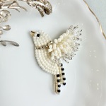 フサフサ羽が輝く白い鳥　ビーズ刺繍 ブローチ