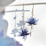 一輪花 -蓮- 瑠璃色 ピアス/イヤリング  ディップアート アメリカンフラワー 推し活 結婚式 ブライダル ウェディング 成人式 入学式 花 ワイヤー アシンメトリー おしゃれ 可愛い デート