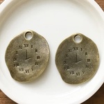30個セット！在庫限りまとめ売り大幅値下げ！ユニーク＆趣のある時計のチャーム／裏側もかっこいいっ！/型番1068