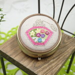 刺繍のアクセサリーケース　(ピンクのフレグランスボトル　スプレー）