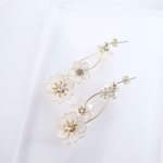 雪の華　swing ピアス・イヤリング　クリスマスローズ　ホワイト　ディップフラワー　