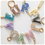 ＊名入れOK＊イニシャルチャーム　くすみカラー　淡水パール　レジン　キーホルダー　大人かわいい　ギフト　プチギフト　プレゼント　バッグチャーム　お祝い　入園入学　卒園卒業　送別　お揃い　ペア　推し活　