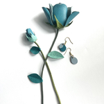 青い薔薇と蕾のブローチ2点とピアスのセット バラ ばら 宝塚 本革 北欧 コサージュ 襟ブローチ シボ ターコイズ 水色 一輪 ブーケ リース スワッグ ドライフラワー ビーズ刺繍 クリスマス ローズ