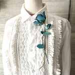 青い薔薇と蕾のブローチ2点とピアスのセット バラ ばら 宝塚 本革 北欧 コサージュ 襟ブローチ シボ ターコイズ 水色 一輪 ブーケ リース スワッグ ドライフラワー ビーズ刺繍 クリスマス ローズ