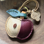 No98🍎コロンと可愛い皮剥きりんごのレザーチャーム 